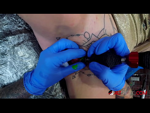 ❤️ Extremadamente tatuado hottie Sully Savage consiguió un tatuaje en su clítoris ❤️ Video de sexo en es.drpornofilme.ru ❌️